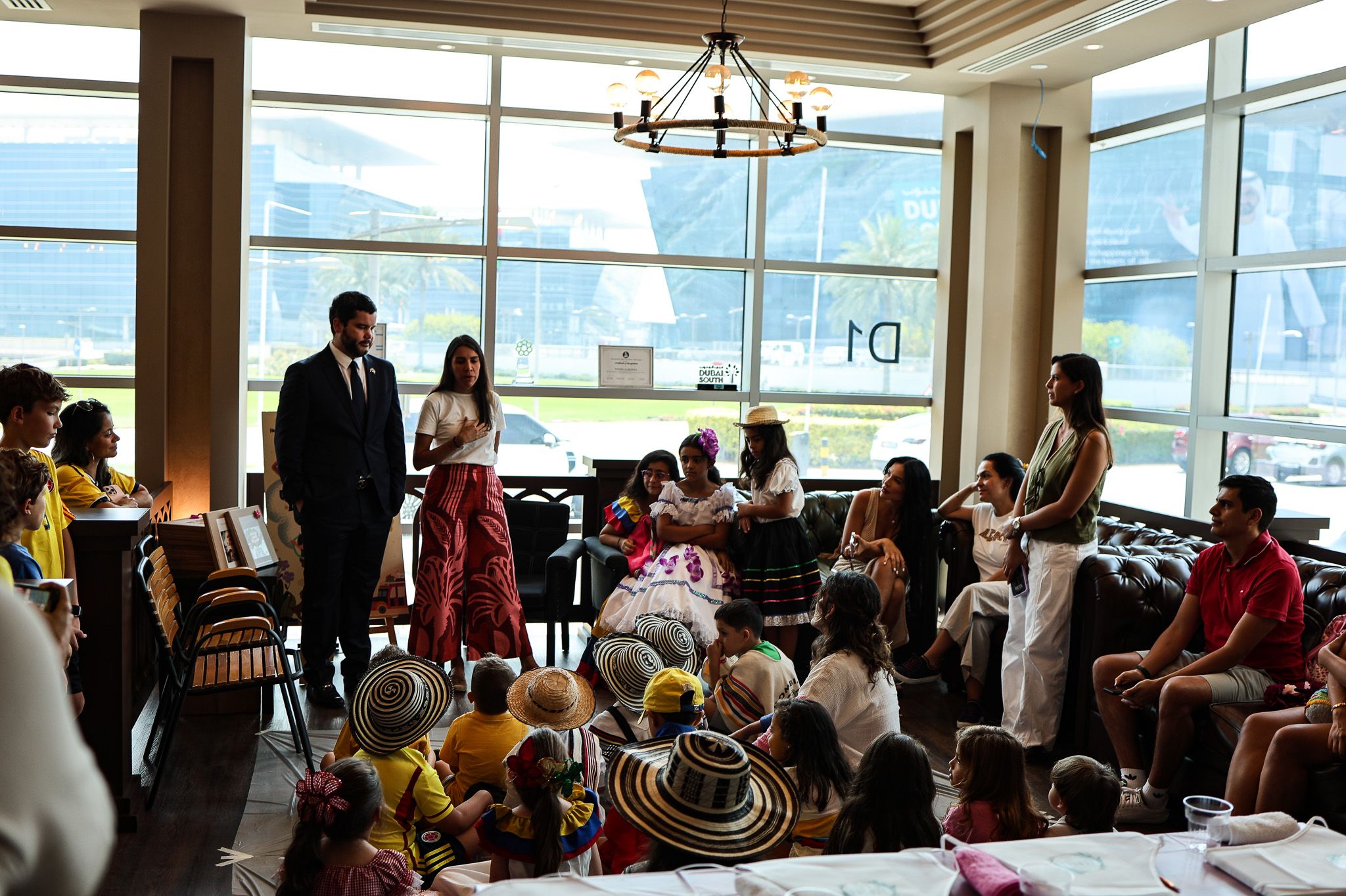 Embajada de Colombia en los EAU organizó un taller literario infantil en torno al libro “Un regalo llamado Colombia”