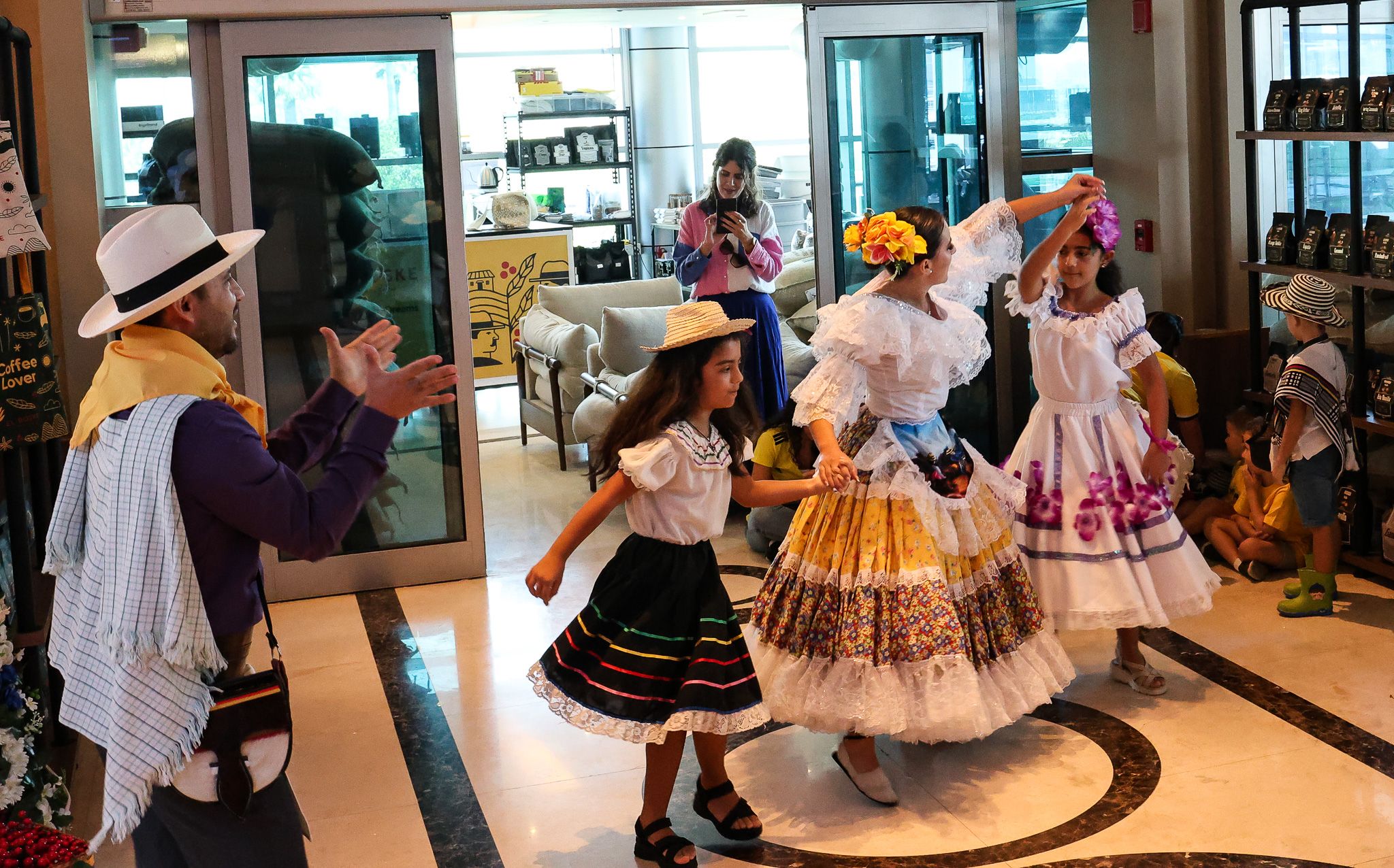 Embajada de Colombia en los EAU organizó un taller literario infantil en torno al libro “Un regalo llamado Colombia”
