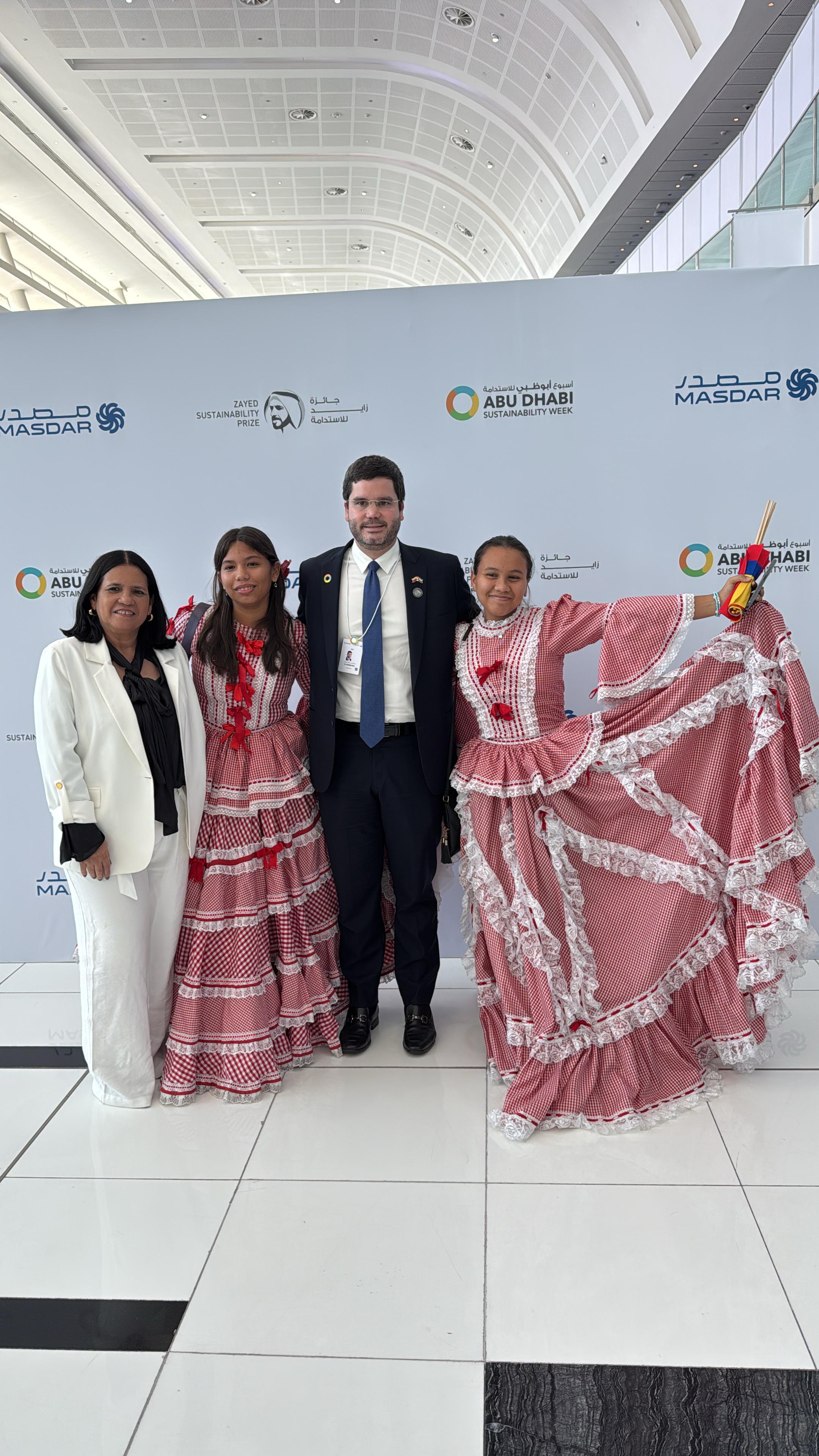 Embajador de Colombia Luis Miguel Merlano Hoyos dialogó en el Abu Dhabi Sustainability Week 2025 con líderes en sostenibilidad para fomentar la colaboración