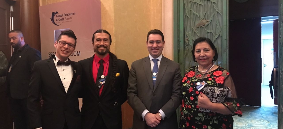 El Embajador de Colombia en Emiratos Árabes Unidos se reunió con los finalistas del Premio Global de Profesores