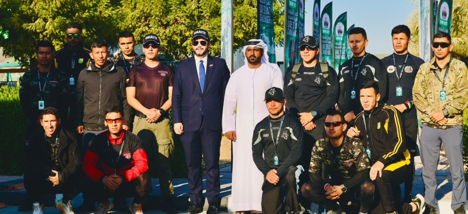 Embajador en los Emiratos Árabes Unidos dialoga con equipo de la Policía Nacional que representó a Colombia en el SWAT Challenge 2025